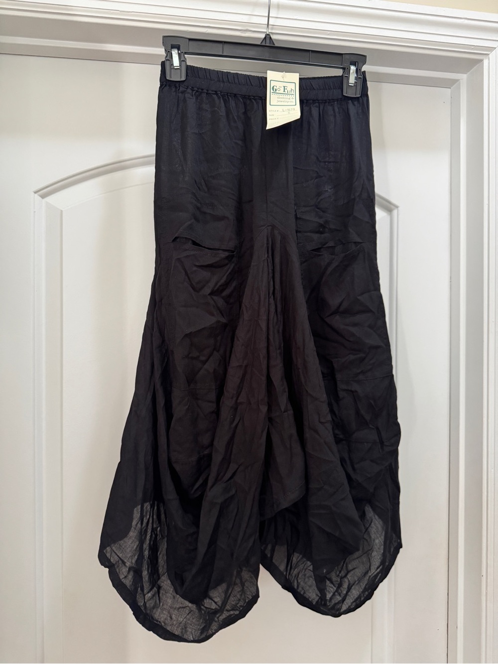 Black Cropped Wide-Leg Capris with Elastic Waist